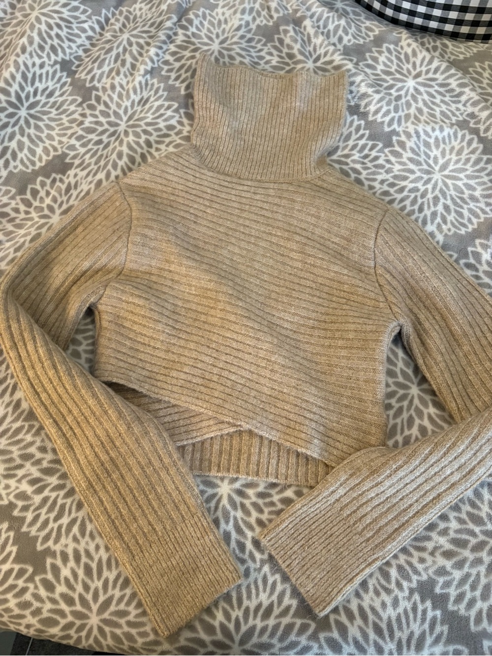 vestique Beige Ribbed Cropped Turtleneck Sweater
